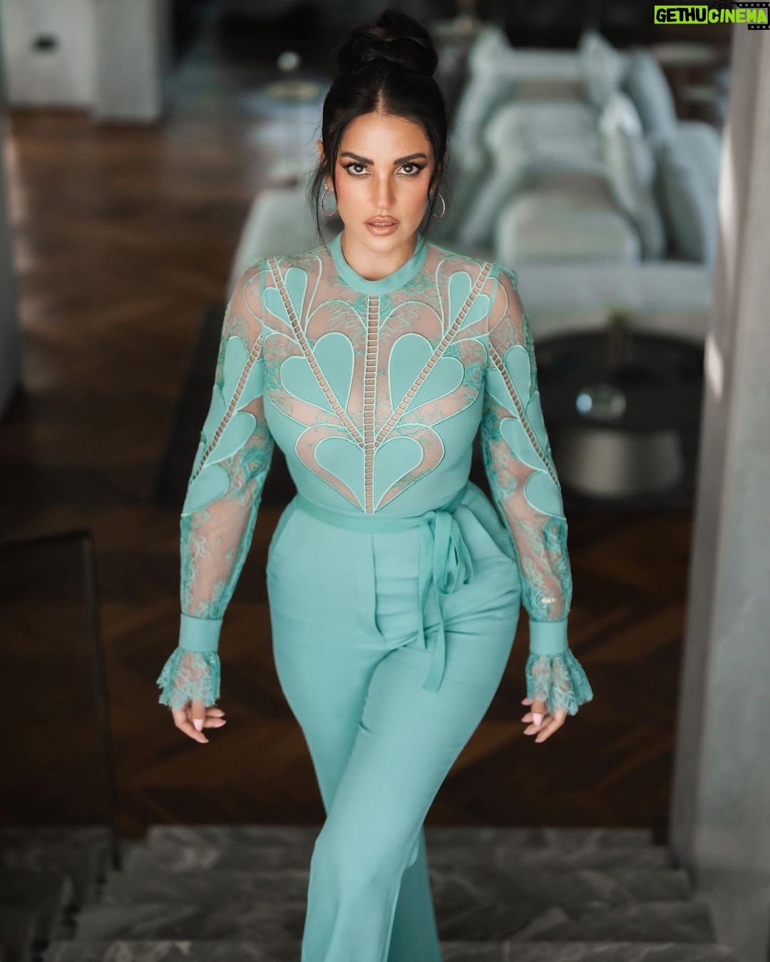 Dorra Instagram - Shout out to everyone who is still trying to be an open hearted and kind person even while having to process a lot of heavy things.. Wearing @eliesaabworld Stylist @mohamedashraff 📸 @karimmedhat Makeup @monagamalofficial 🤍 Hairstyle @amir_hagob @chezrichard