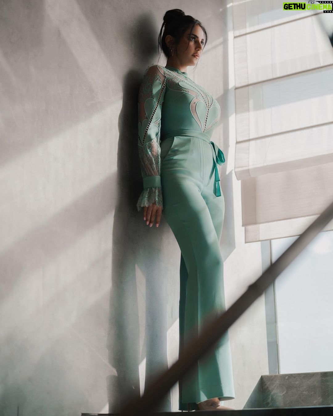 Dorra Instagram - Shout out to everyone who is still trying to be an open hearted and kind person even while having to process a lot of heavy things.. Wearing @eliesaabworld Stylist @mohamedashraff 📸 @karimmedhat Makeup @monagamalofficial 🤍 Hairstyle @amir_hagob @chezrichard