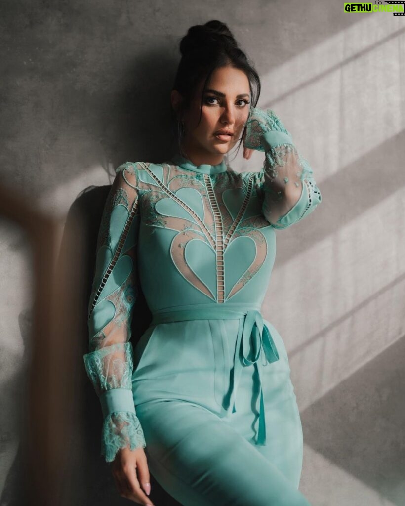 Dorra Instagram - Shout out to everyone who is still trying to be an open hearted and kind person even while having to process a lot of heavy things.. Wearing @eliesaabworld Stylist @mohamedashraff 📸 @karimmedhat Makeup @monagamalofficial 🤍 Hairstyle @amir_hagob @chezrichard