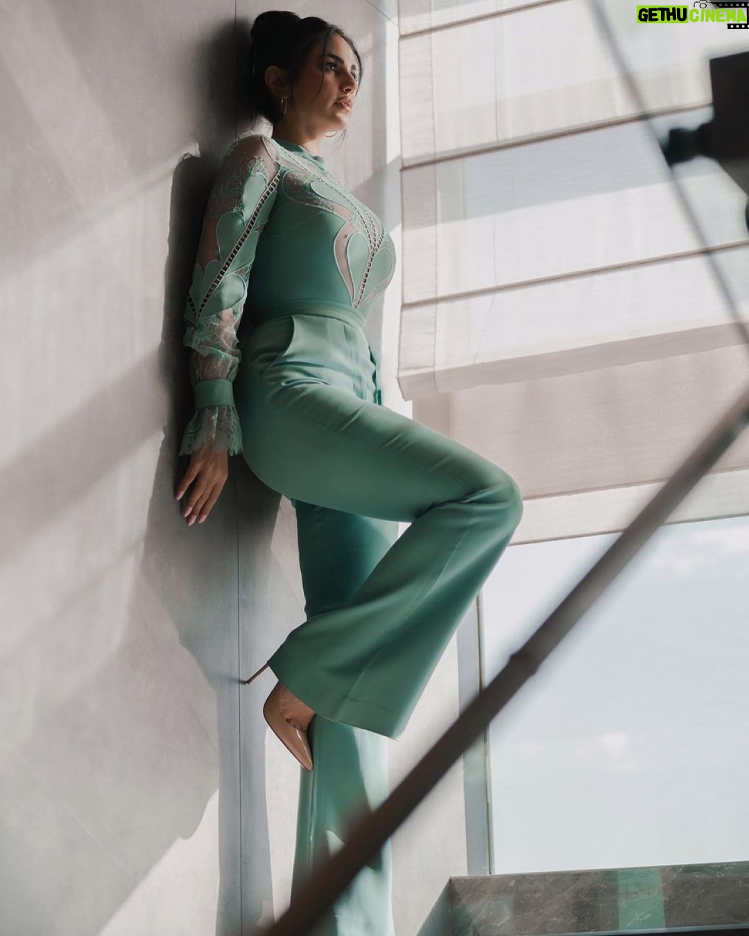 Dorra Instagram - Shout out to everyone who is still trying to be an open hearted and kind person even while having to process a lot of heavy things.. Wearing @eliesaabworld Stylist @mohamedashraff 📸 @karimmedhat Makeup @monagamalofficial 🤍 Hairstyle @amir_hagob @chezrichard