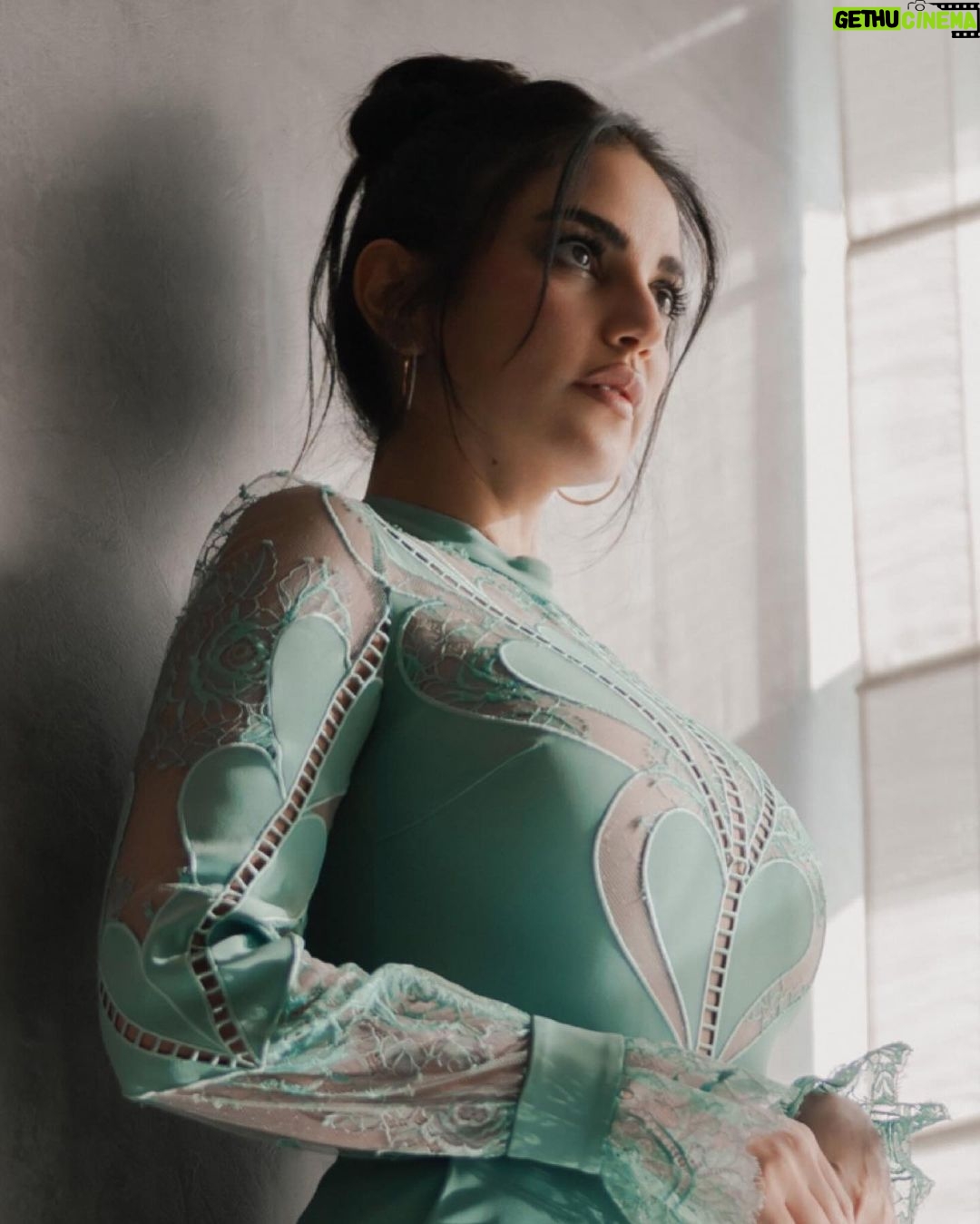 Dorra Instagram - Shout out to everyone who is still trying to be an open hearted and kind person even while having to process a lot of heavy things.. Wearing @eliesaabworld Stylist @mohamedashraff 📸 @karimmedhat Makeup @monagamalofficial 🤍 Hairstyle @amir_hagob @chezrichard