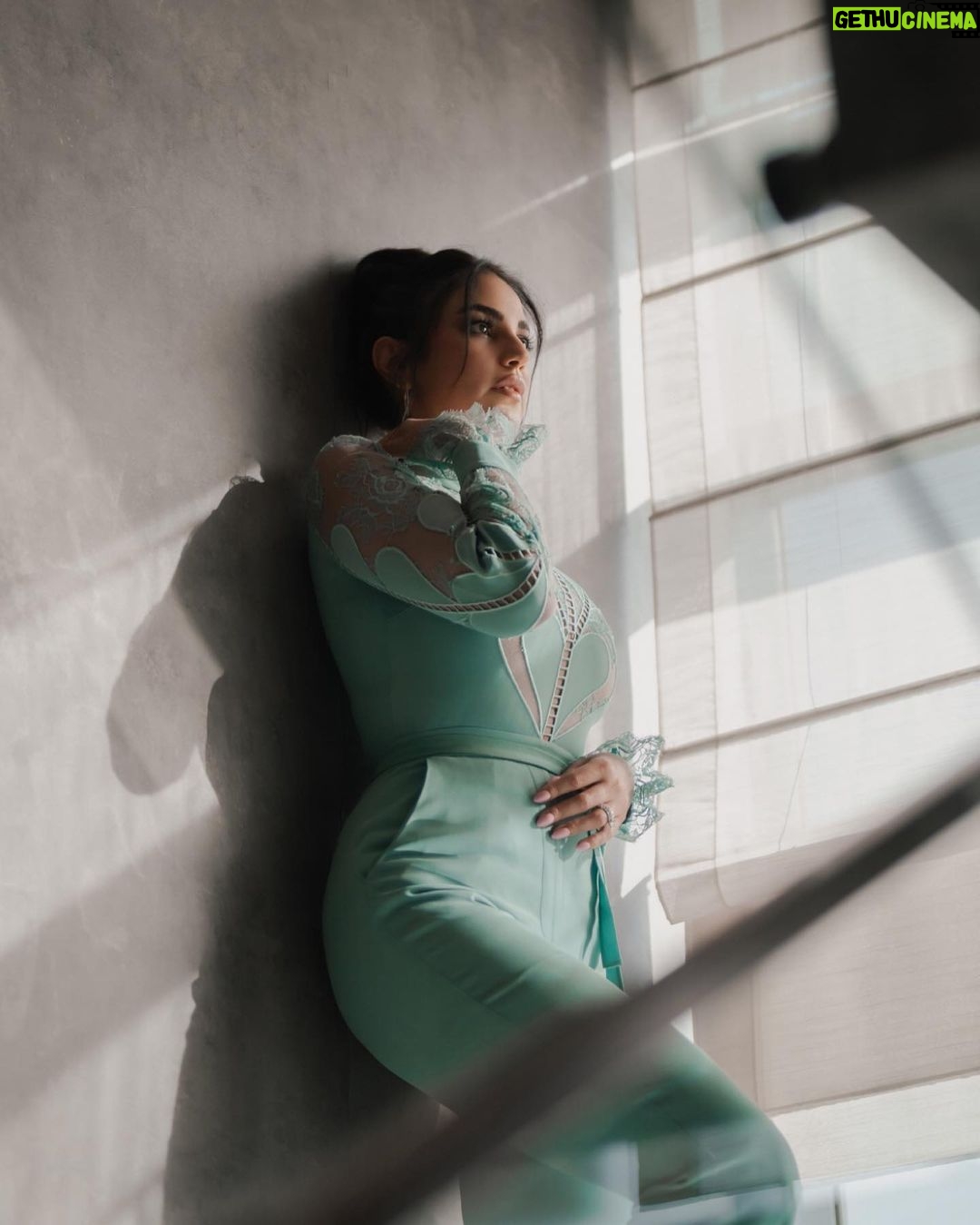 Dorra Instagram - Shout out to everyone who is still trying to be an open hearted and kind person even while having to process a lot of heavy things.. Wearing @eliesaabworld Stylist @mohamedashraff 📸 @karimmedhat Makeup @monagamalofficial 🤍 Hairstyle @amir_hagob @chezrichard