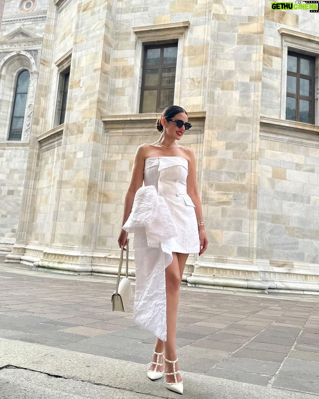 Dorra Instagram - I was so proud to share with you this great moment habibi and so happy for your success. Congratulations for the #adesignaward 🥈👏 Success is the result of hard work and learning from failure. You really deserve it 💪 @hanysaad.hs ♥️ #architect #interiordesign Wearing @valentino @laithmaalouf_official Lake Como, Italy