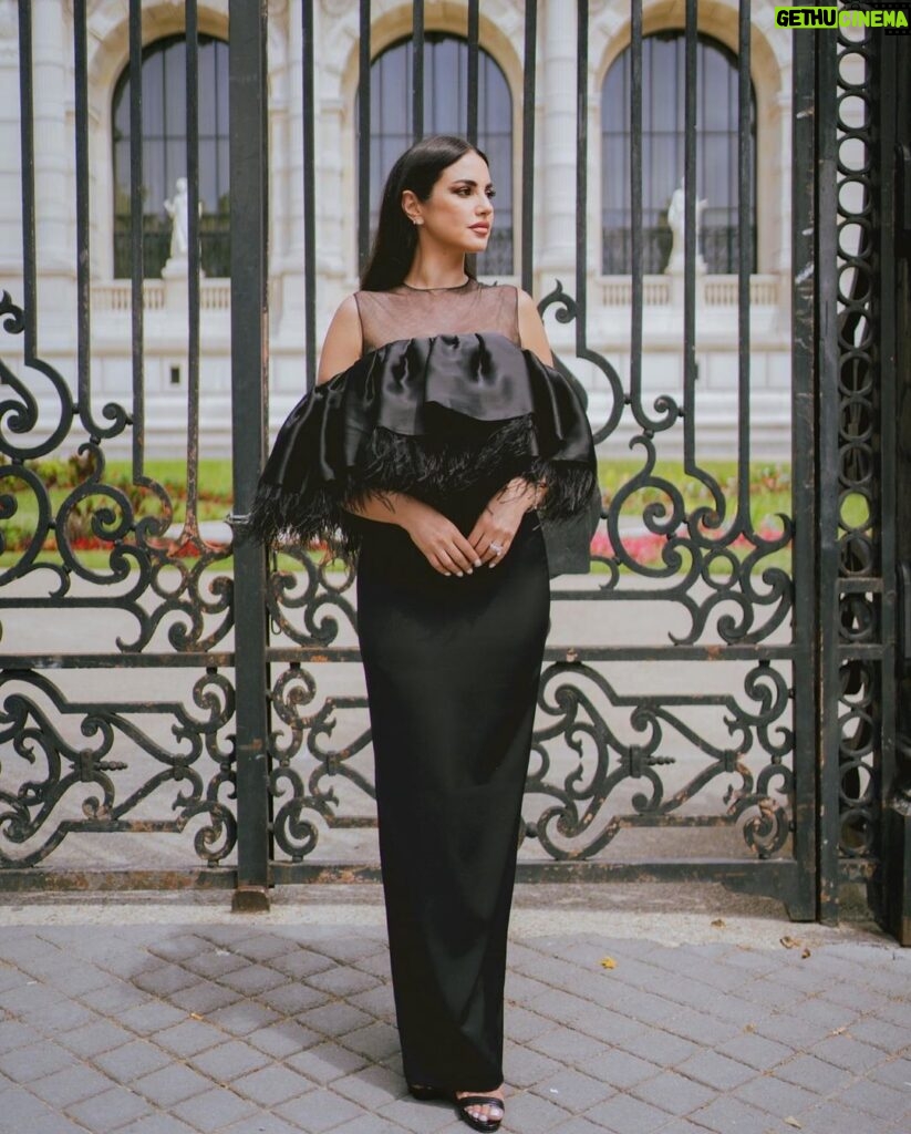 Dorra Instagram - Style is always in fashion.. Attending @ramialaliofficial Couture Show #coutureweek #parisfashionweek wearing one of his designs 🖤 Paris, France