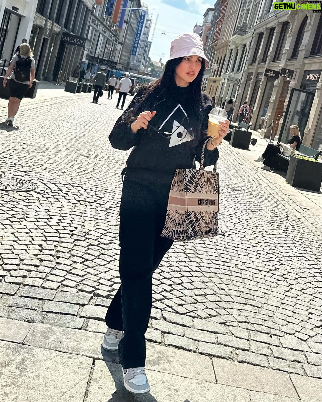 Dorra Instagram - It’s the summer☀️ in the beautiful Oslo 🌹 #Norway #justme #simplestyle Oslo, Norway