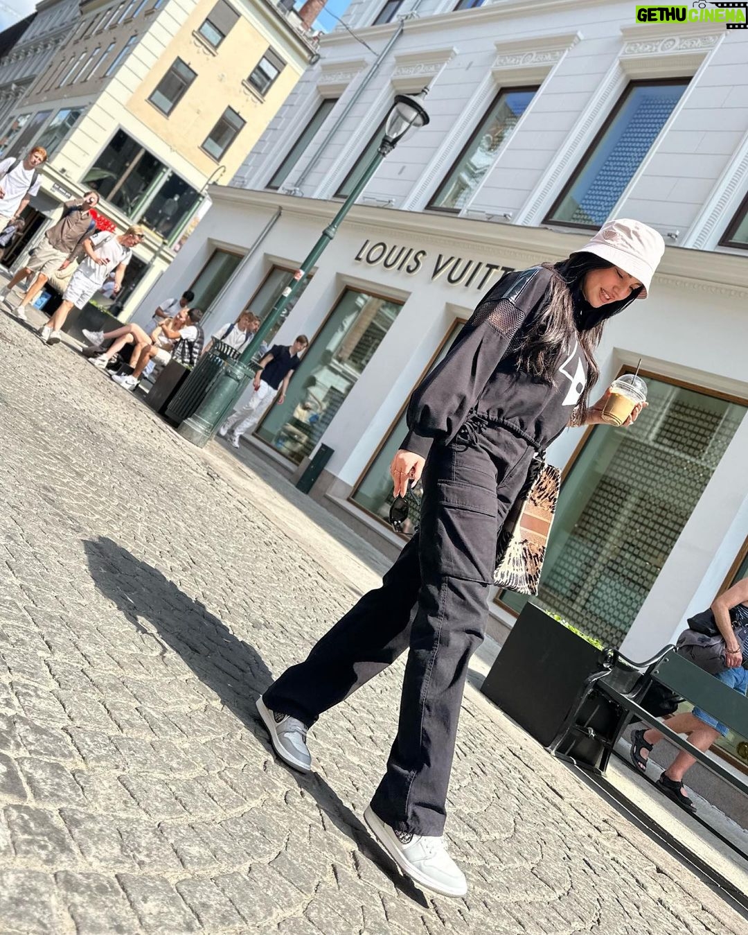 Dorra Instagram - It’s the summer☀️ in the beautiful Oslo 🌹 #Norway #justme #simplestyle Oslo, Norway