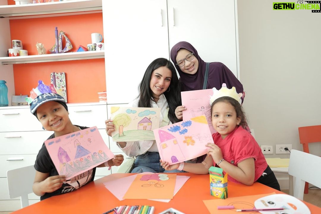 Dorra Instagram - قضيت أوقات جميلة بمشاعر حب حقيقية متبادلة مع أطفال مستشفى 57357 أثناء زيارتي الثالثة لهم وهذه المرة كان التركيز على ال art therapy لان الجانب النفسي والفني مهم أثناء العلاج للترفيه وايضا التعبير عن أنفسهم، دعمنا ليهم بكل الطرق لازم يستمر لشفاءهم وإسعادهم 💕🙏 The Fun Part with Children’s Cancer Hospital #Egypt @57357hospital Much support and love ❤️ #cancer #children #hospital #dorra