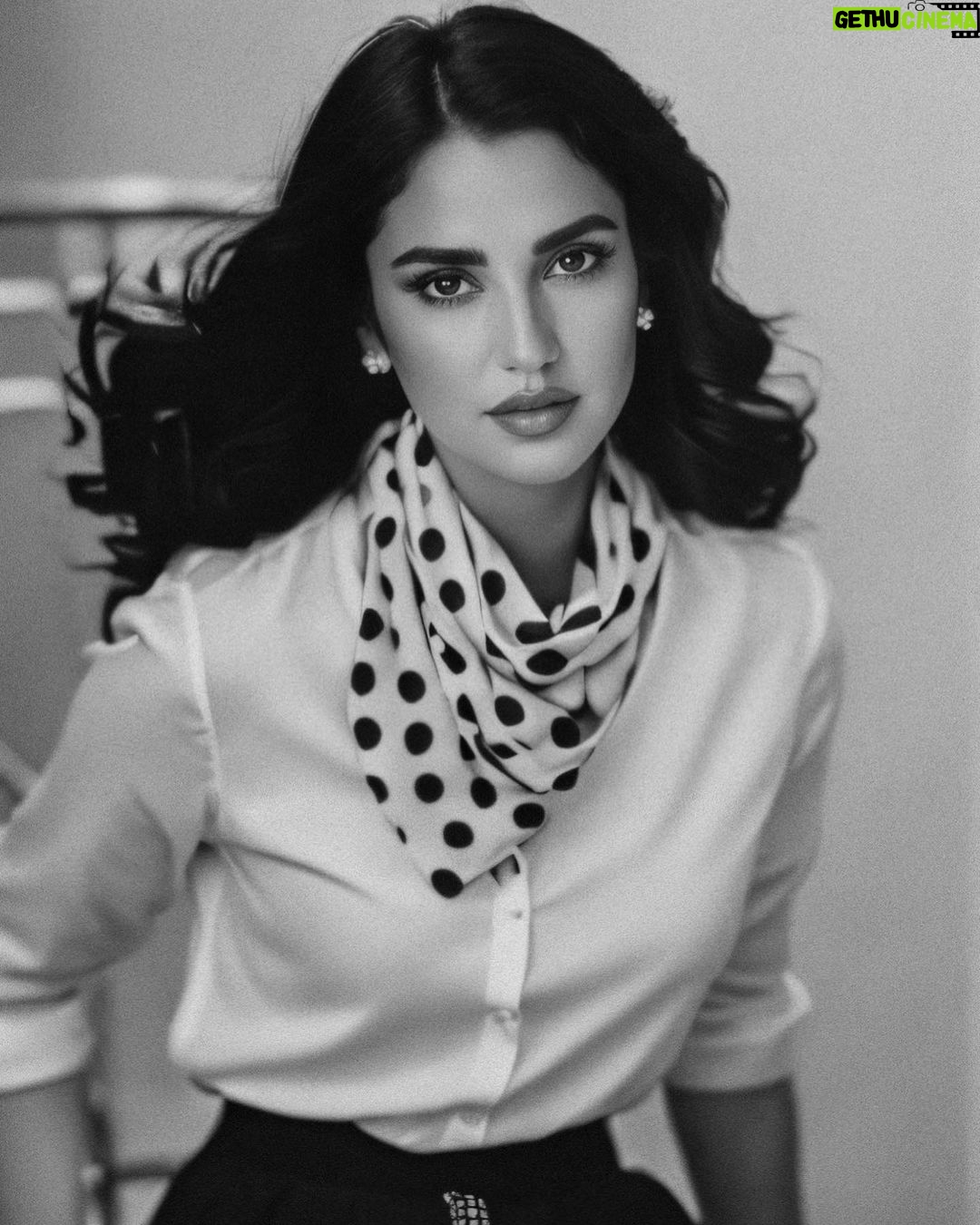 Dorra Instagram - دائما أشعر أنّي انتمي لهذا الزمن 🤍🖤