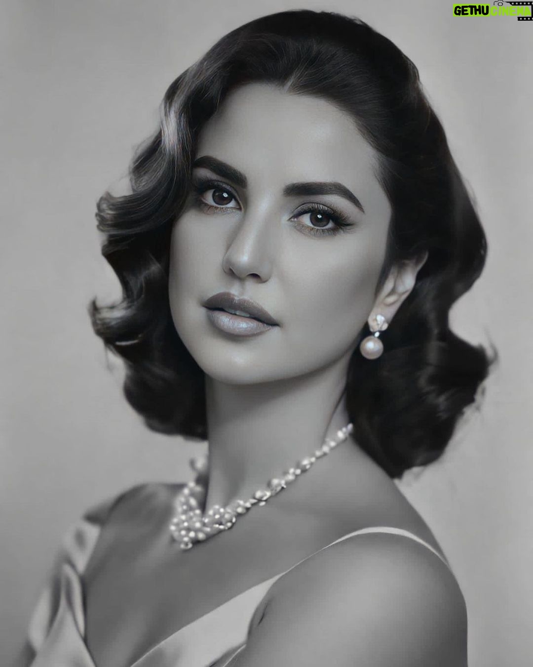 Dorra Instagram - دائما أشعر أنّي انتمي لهذا الزمن 🤍🖤