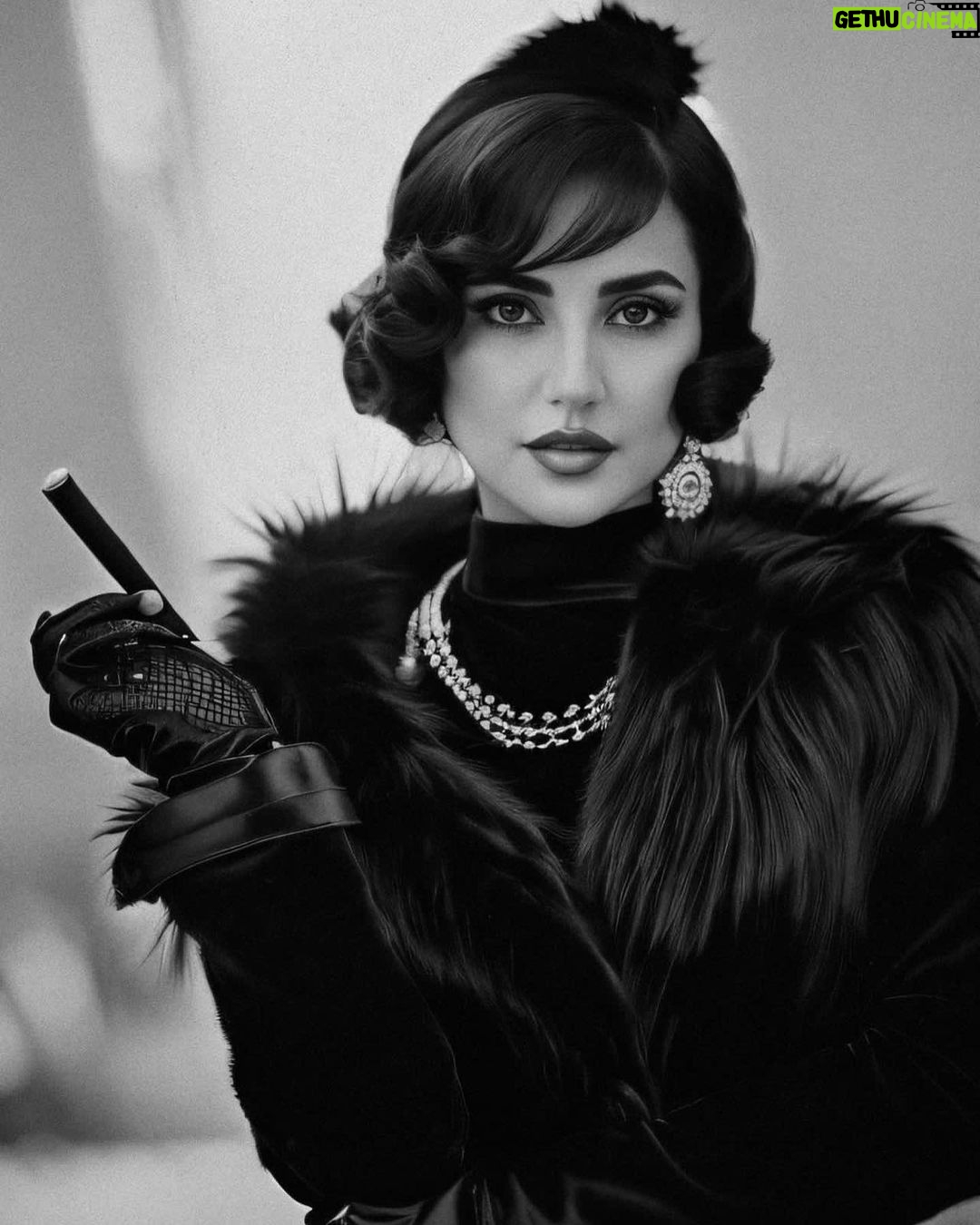 Dorra Instagram - دائما أشعر أنّي انتمي لهذا الزمن 🤍🖤