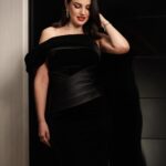 Dorra Instagram - شكرا على جائزة التميز والإبداع عن دوري في مسلسل الأجهر 🎖️شكرا لكل المحبيّن دائما. Dress @nourfathallah Stylist @saeedramzi Jewlery @michaelorojewellery 📸 @salahalkashef Makeup @monagamalofficial Hair @chezrichard New Cairo