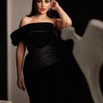 Dorra Instagram - شكرا على جائزة التميز والإبداع عن دوري في مسلسل الأجهر 🎖️شكرا لكل المحبيّن دائما. Dress @nourfathallah Stylist @saeedramzi Jewlery @michaelorojewellery 📸 @salahalkashef Makeup @monagamalofficial Hair @chezrichard New Cairo