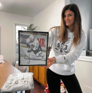 Doug Gilmour Instagram - 🏒GIVEAWAY🏒

In the continued spirit of giving, in collaboration with Killer @doug_gilmour93 we’re giving away an authentic, signed Doug Gilmour poster and one of his own #dg93 collection hoodies! 

This slick white DG93® Icon Hoodie has a trendy crossover-front neckline, rib knit cuffs with thumb exits, an interior phone pocket and headphone cord port plus a rare Doug Gilmour Authentic Collection patch on left sleeve.

This giveaway is the ideal gift for ANY hockey enthusiast on your list 📝

TO ENTER:

➡️Follow @doug_gilmour93 and @angie_campanelli 
➡️ Tag your hockey friends and hockey parents in the comments 
➡️Each tag counts as a separate contest entry 
➡️Share this post to your stories for an extra ballot

A winner will be randomly selected by 5pm Dec 10th 

Note: this giveaway is not affiliated with Instagram and is open to Canadian residents only (excluding Quebec). It abides by all contesting rules and regulations. 

Good luck friends!
