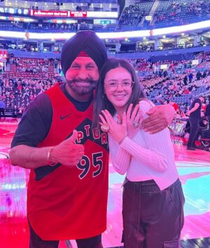 Doug Gilmour Instagram - Shout out to my good friends @navbhatiasuperfan and @rinkdiddy for letting @_victoriagilmour sit courtside for the Raps warmup last week!

#raptors #raps #basketball #scotiabankarena