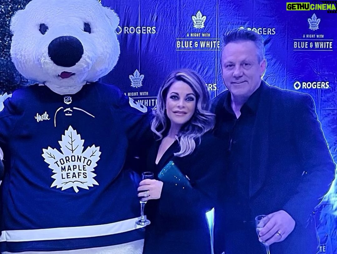 Doug Gilmour Instagram - Had a great time at the @mapleleafs A Night With Blue & White Gala. Met so many great fans and shared a lot of laughs. Great job hosting to @snchrissimpson π #mapleleafs #blueandwhite #blueandwhiteforever #tmlforlife
