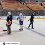 Doug Gilmour Instagram – Had a great time yesterday facing off against some great friends @wendelclark17 @aliafrate and Tom Fergus. Thanks to @celebrityshinny @jacksoneventsinc and @bottomlineto #mapleleafs #LeafsAlumni #TorontoMapleLeafs