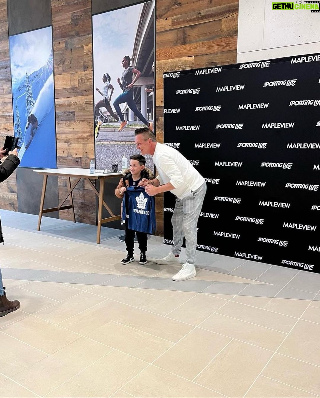 Doug Gilmour Instagram - Had a great time at the grand opening for the new @sportinglifeca at @mapleviewcentre in Burlington today. Thank you to everyone who came out to say hi and take a pic!