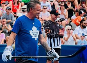 Doug Gilmour Instagram - Had a blast today with Quinton Byfield and Nazem Kadri Ball Hockey Pro V Stars game at the National Bank Open. This is my kind of skating! 
#ballhockey #stars #tennis #NBO #nationalbankopen