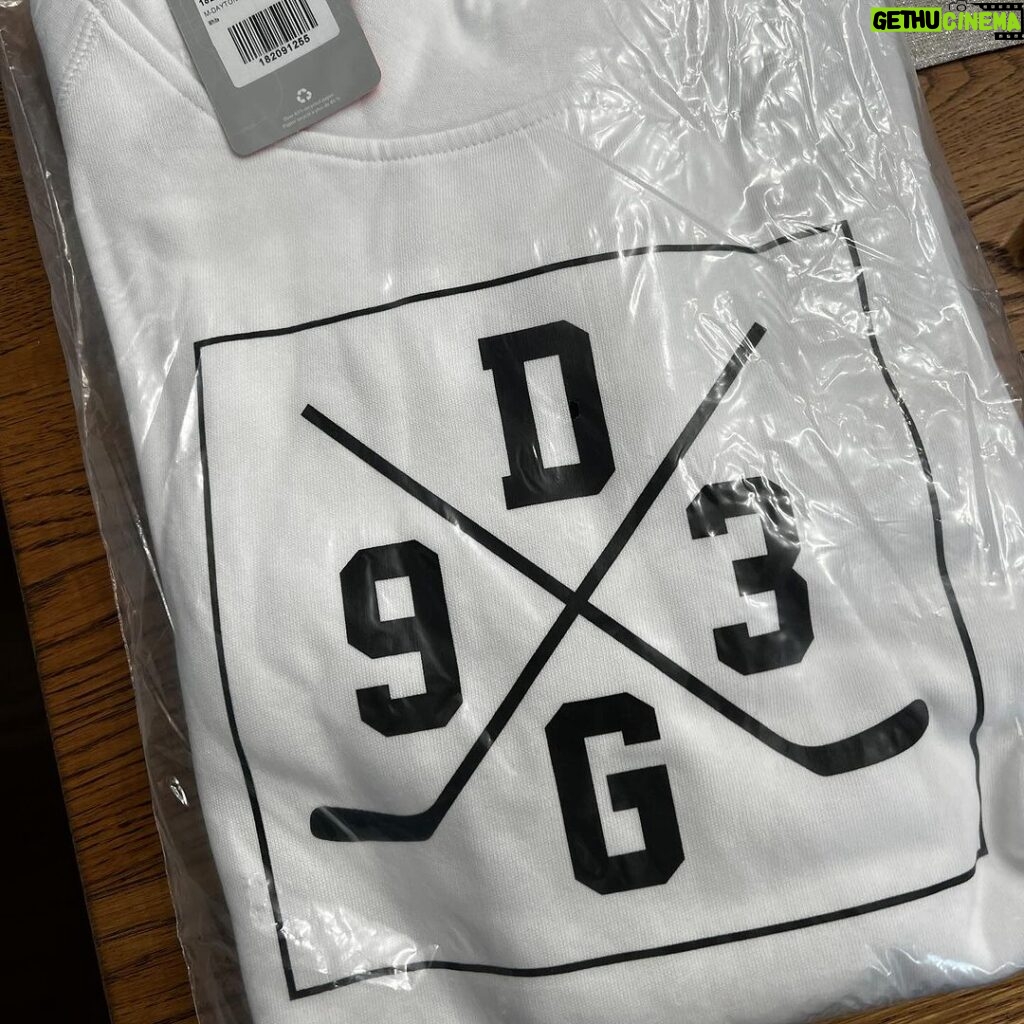 Doug Gilmour Instagram - 🏒GIVEAWAY🏒 In the continued spirit of giving, in collaboration with Killer @doug_gilmour93 we’re giving away an authentic, signed Doug Gilmour poster and one of his own #dg93 collection hoodies! This slick white DG93® Icon Hoodie has a trendy crossover-front neckline, rib knit cuffs with thumb exits, an interior phone pocket and headphone cord port plus a rare Doug Gilmour Authentic Collection patch on left sleeve. This giveaway is the ideal gift for ANY hockey enthusiast on your list 📝 TO ENTER: ➡️Follow @doug_gilmour93 and @angie_campanelli ➡️ Tag your hockey friends and hockey parents in the comments ➡️Each tag counts as a separate contest entry ➡️Share this post to your stories for an extra ballot A winner will be randomly selected by 5pm Dec 10th Note: this giveaway is not affiliated with Instagram and is open to Canadian residents only (excluding Quebec). It abides by all contesting rules and regulations. Good luck friends!