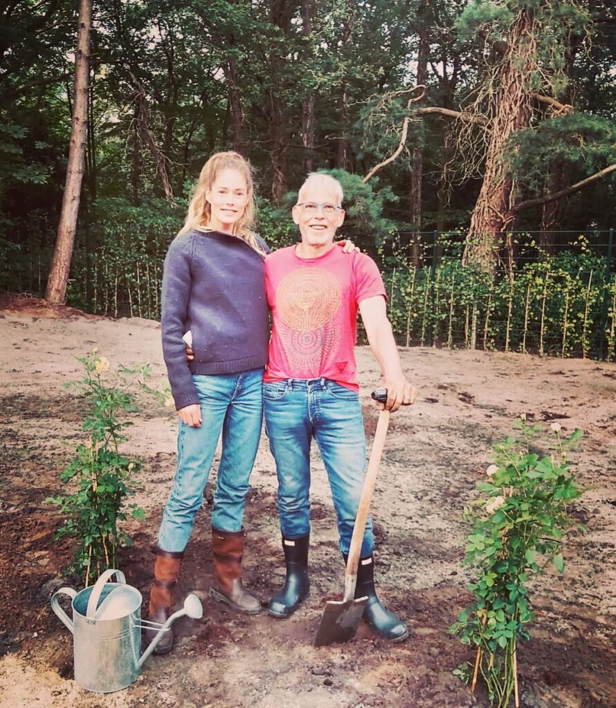Doutzen Kroes Instagram - Perfection 💛 My dad gave me two rose plants a year before he passed. We planted them together and they now form the entrance to my vegetable garden. I feel so grateful to have these roses to think of him every day while enjoying their beauty and smell and reminding me of all the beautiful memories I have of Heit ❤
