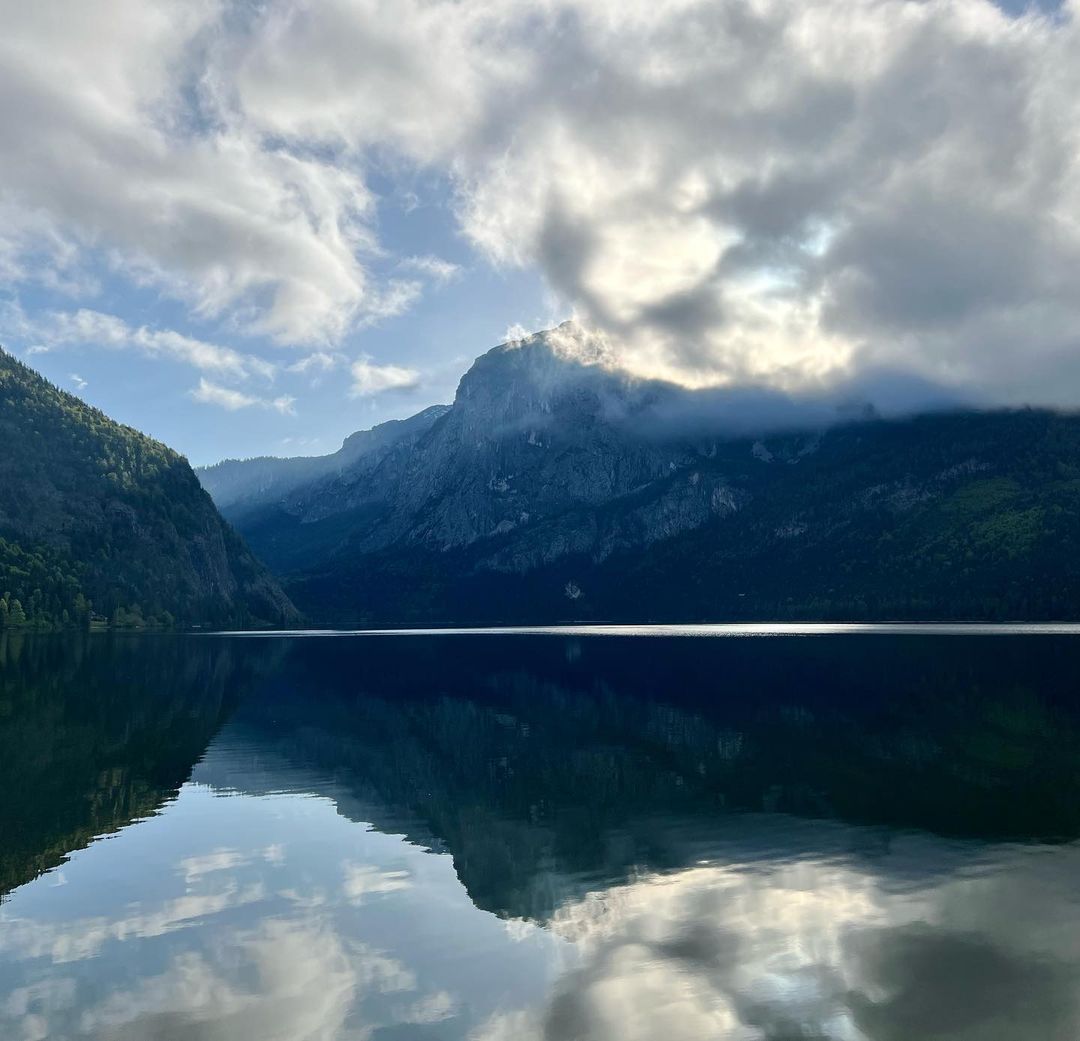 Doutzen Kroes Instagram - A week of healthy eating, cold dipping in the incredible lake Altaussee, enjoying the stunning landscape, laughing with friends and reconnecting with my body thanks to @mayrlife_official and the incredible team for a holistic approach to get to know my body better and rejuvenate. * In the second slide you see a Dandelion Coffee that I drank for the first time and I love how close the taste was to a regular espresso plus all the incredible health benefits! Besides all the detoxifying properties, dandelion root helps in reducing inflammation, aiding constipation as well as having prebiotic properties that support a healthy gut. “Let food be thy medicine and medicine be thy food.” – Hippocrates