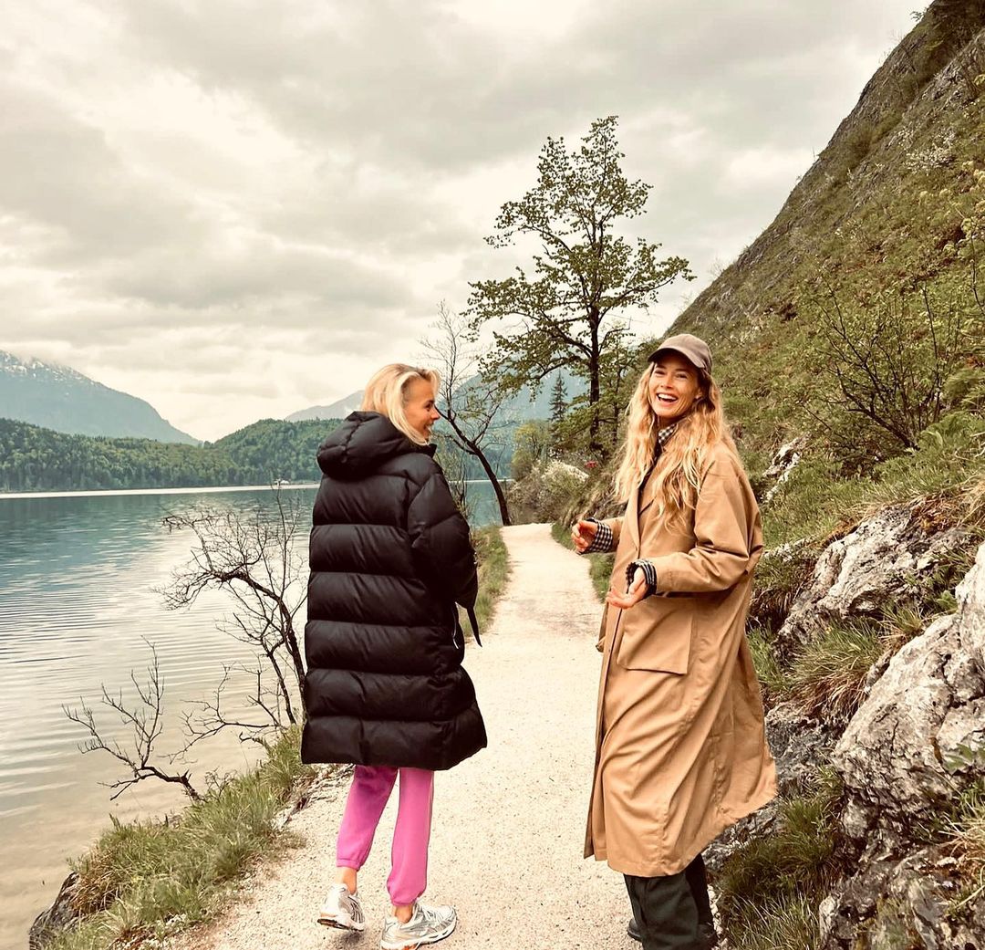 Doutzen Kroes Instagram - A week of healthy eating, cold dipping in the incredible lake Altaussee, enjoying the stunning landscape, laughing with friends and reconnecting with my body thanks to @mayrlife_official and the incredible team for a holistic approach to get to know my body better and rejuvenate. * In the second slide you see a Dandelion Coffee that I drank for the first time and I love how close the taste was to a regular espresso plus all the incredible health benefits! Besides all the detoxifying properties, dandelion root helps in reducing inflammation, aiding constipation as well as having prebiotic properties that support a healthy gut. “Let food be thy medicine and medicine be thy food.” – Hippocrates