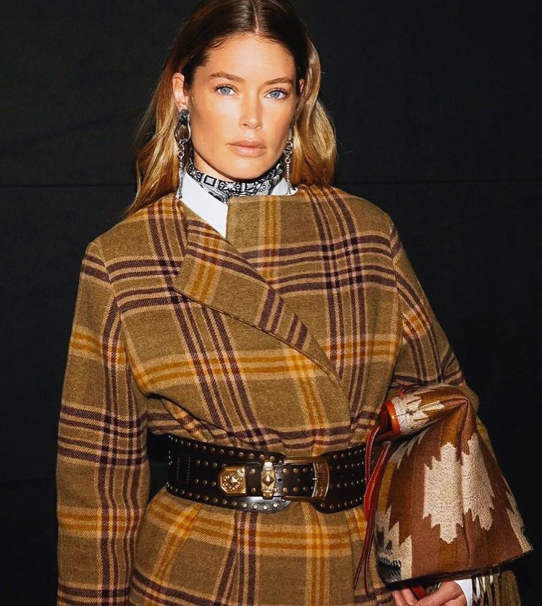 Doutzen Kroes Instagram - Thank you for having me again! @etro @sagliogeraldine @pg_dmcasting @damienboissinothair @lisabutlermua ❤️🙌🏽❤️🙌🏽❤️ Milan, Italy