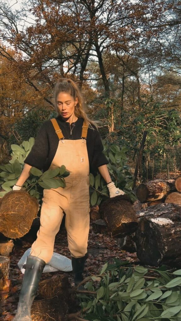 Doutzen Kroes Instagram - Couldn’t be happier spending this beautiful autumn day outside with Phyllon and Myllena planting💫
