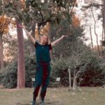 Doutzen Kroes Instagram - I’m laughing while making this reel! When the tree arrived Sunnery gave me this kind of look like he does when he knows I need his help in the garden 🤣 There's a first time for everything! Today we planted a tree @sunneryjames 🍂
