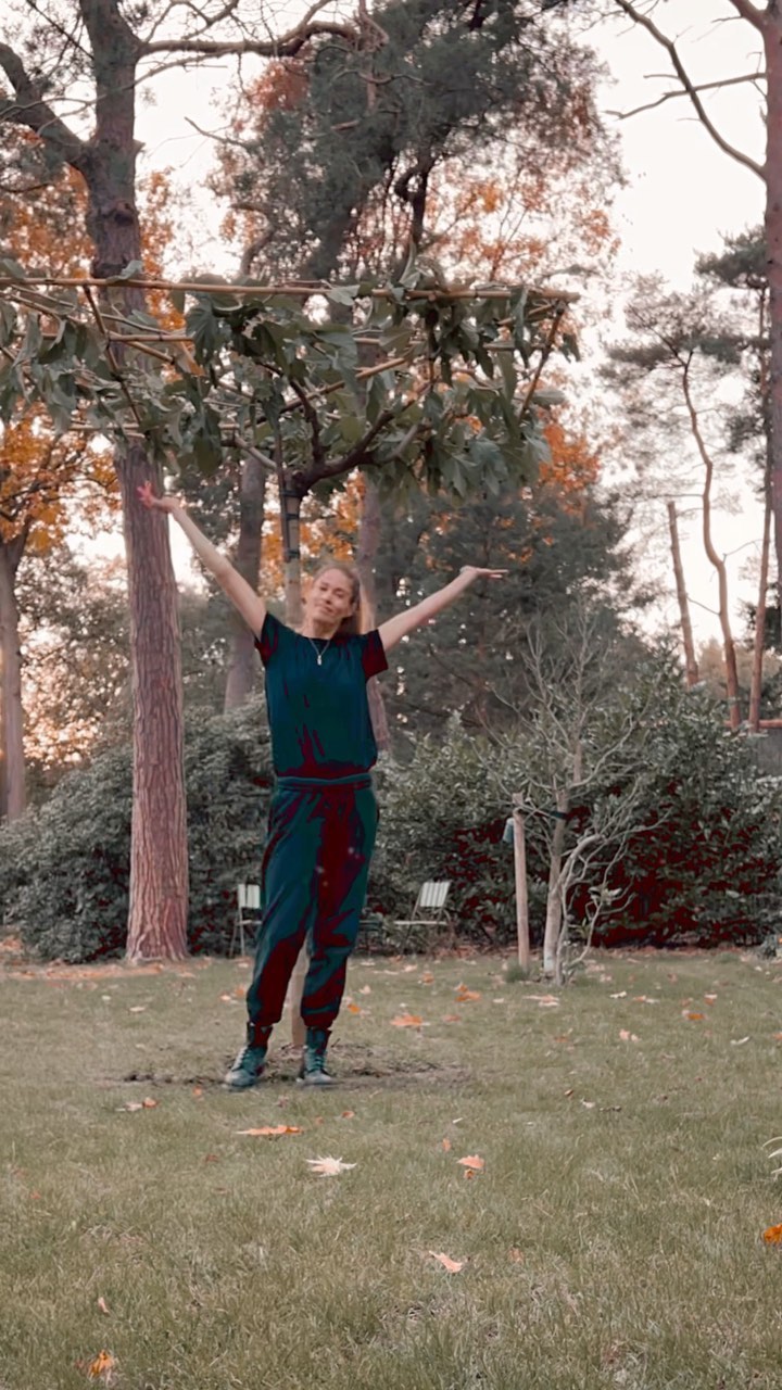Doutzen Kroes Instagram - Iβm laughing while making this reel! When the tree arrived Sunnery gave me this kind of look like he does when he knows I need his help in the garden π€£ There's a first time for everything! Today we planted a tree @sunneryjames π