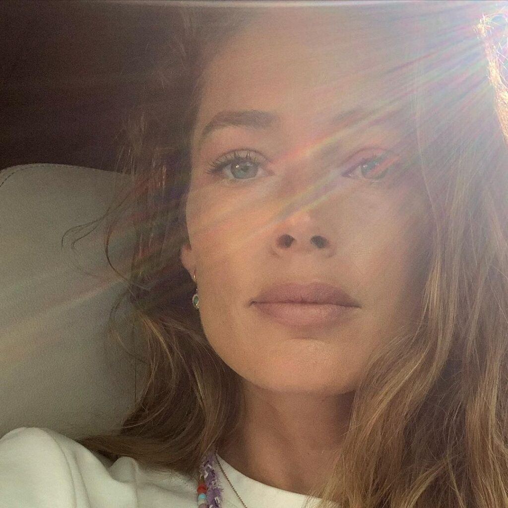 Doutzen Kroes Instagram - I have told you my point of view. It was scary because its not a popular opinion to have. It’s even frowned upon and ridiculed. Some call it dangerous some call it brave. Whatever you call it it comes from a place of knowing that my right to decide what I put into my body is sacred and needs to be protected. I shared my opinion because I hope to reach people to tell them they are not alone. I think they feel alone because its so freaking hard to not be liked for many of us. To hear one sided information in the media and feel like you’re doing the wrong thing while protecting yours and everyone’s right. I don’t ridicule anyone’s opinion because I respect it and all I’m saying is please also respect mine. Unity in unconditional respect is what is so needed! If this system is not welcoming me anymore because I choose to listen to my gut feeling and to listen to the other narrative and scientists that are being censored. What is the next step, being pushed out or taking the step myself? I want alternatives and I’m going to look for them. I’m done convincing anyone, this is not my place but at least now you know where I stand. I want to live my life in sovereignty but don’t know how and I’m sure many of you feel the same. I love you all ❤
