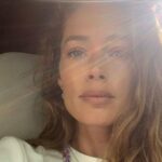 Doutzen Kroes Instagram – I have told you my point of view. It was scary because its not a popular opinion to have. It’s even frowned upon and ridiculed. Some call it dangerous some call it brave. Whatever you call it it comes from a place of knowing that my right to decide what I put into my body is sacred and needs to be protected. 
I shared my opinion because I hope to reach people to tell them they are not alone. I think they feel alone because its so freaking hard to not be liked for many of us. To hear one sided information in the media and feel like you’re doing the wrong thing while protecting yours and everyone’s right. 

I don’t ridicule anyone’s opinion because I respect it and all I’m saying is please also respect mine. Unity in unconditional respect is what is so needed!
If this system is not welcoming me anymore because I choose to listen to my gut feeling and to listen to the other narrative and scientists that are being censored. What is the next step, being pushed out or taking the step myself? I want alternatives and I’m going to look for them. I’m done convincing anyone, this is not my place but at least now you know where I stand. I want to live my life in sovereignty but don’t know how and I’m sure many of you feel the same.

I love you all ❤️