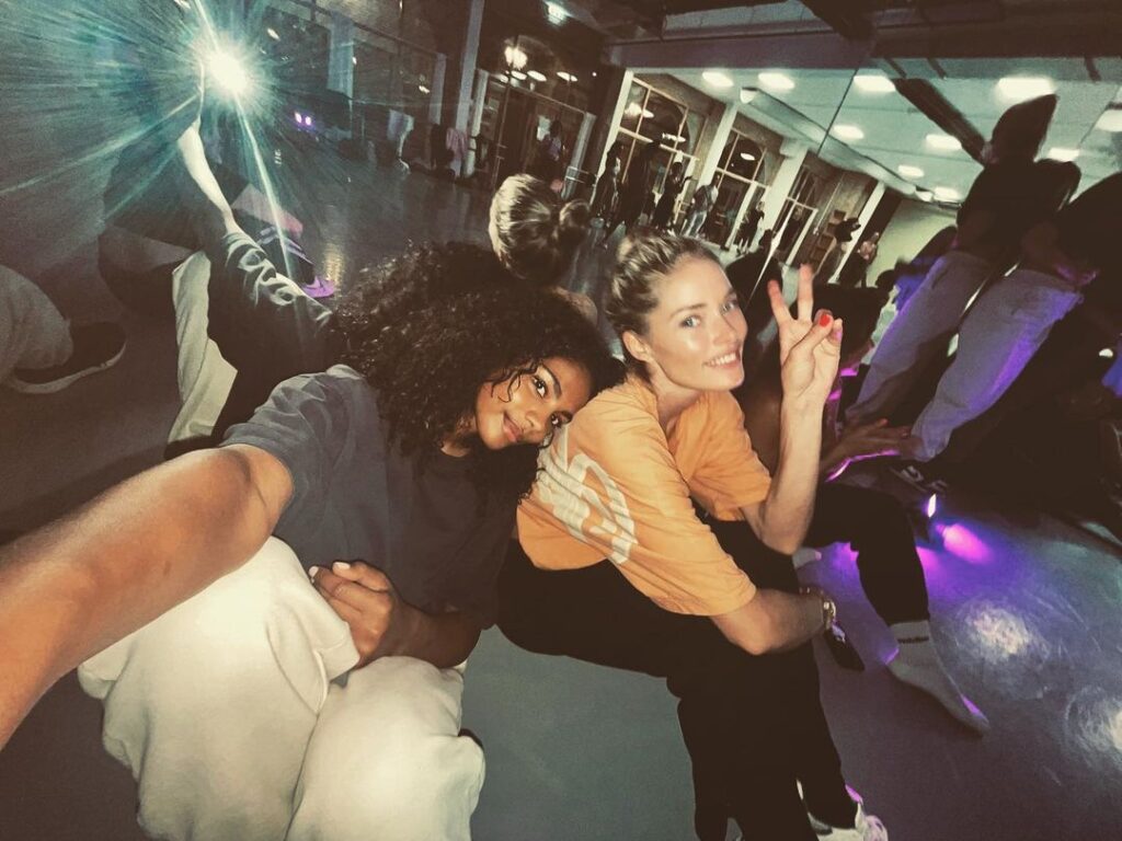 Doutzen Kroes Instagram - I love dancing. It’s like my therapy being in class dancing while letting go, out of the mind and into the body and enjoying the flow! Thank you @suelawilsterman for always teaching great classes and @lauryndemeza for my partner in crime ❤ (picture taken after dance class)