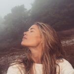 Doutzen Kroes Instagram - I’m in this physical world but I’m non of it, yet I’m all of it! I’m here to remember who I am. My life becomes magical when I follow the flow of my path by synchronicity. recognizing the extraordinary in the ordinary. Power over Force. I’m grateful to be part of this miraculous shift and evolution of human consciousness.Love you ❤️