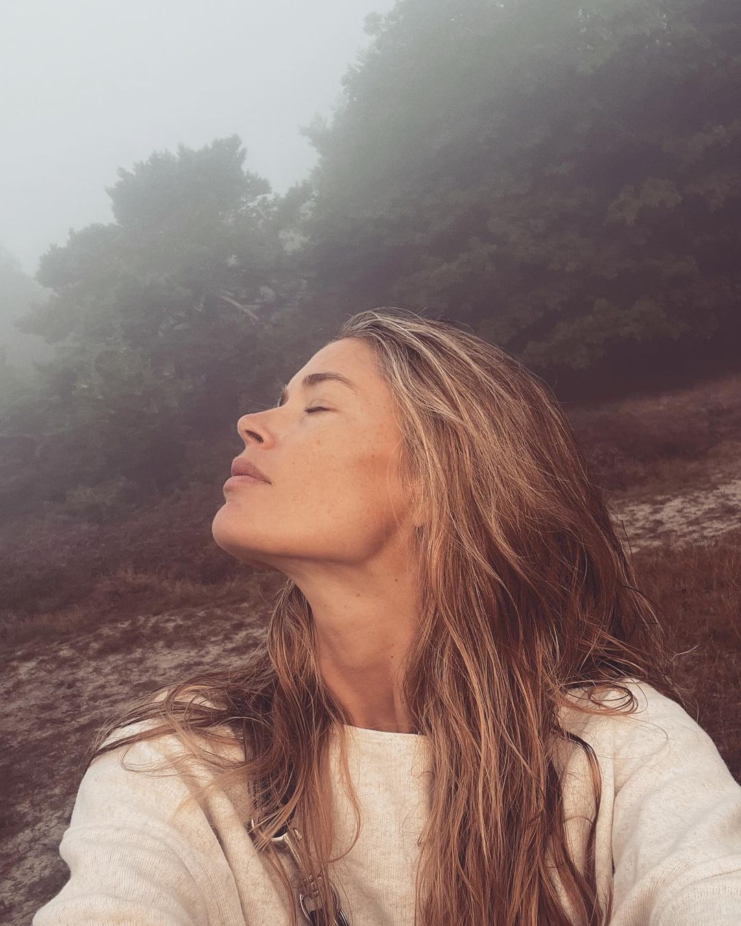 Doutzen Kroes Instagram - I’m in this physical world but I’m non of it, yet I’m all of it! I’m here to remember who I am. My life becomes magical when I follow the flow of my path by synchronicity. recognizing the extraordinary in the ordinary. Power over Force. I’m grateful to be part of this miraculous shift and evolution of human consciousness.Love you ❤️