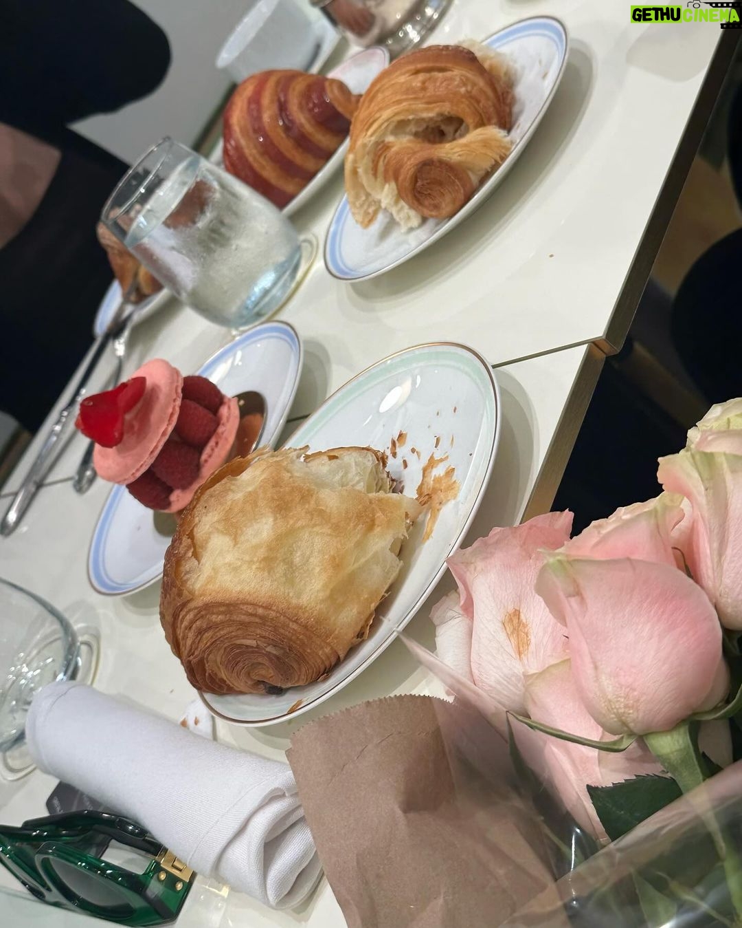 Dove Cameron Instagram - i wake up happy peaches and whipped cream