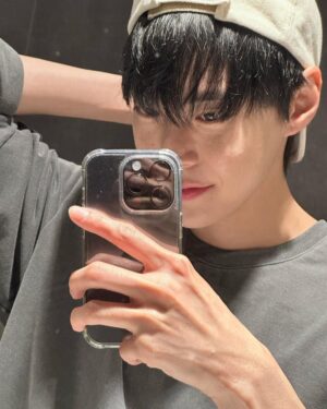 Doyoung Instagram - 🪞😉