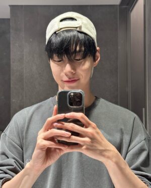 Doyoung Instagram - 🪞😉