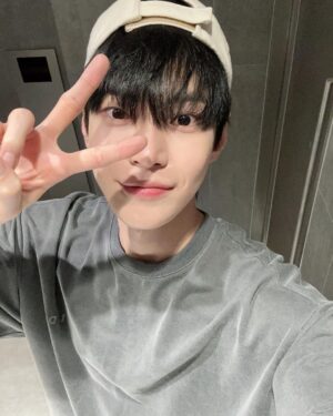 Doyoung Instagram - 🪞😉