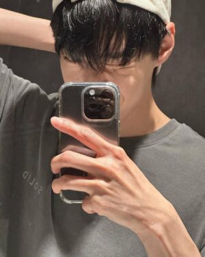 Doyoung Instagram - 🪞😉