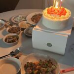 Doyoung Instagram – 시즈니들 생일 축하해 줘서 고마워요. 
저의 생일이 누군가에게는 ‘일을 만들고 벌여서 즐길 수 있는 작은 구실’이 되어서 아무것도 없는 평범한 날이어도 행복을 만들 수 있다는 게 너무 감사한 것 같아요. 

저의 생일을 저보다도 축하해 줘서 정말 정말 고마워요. 팬들과 저의 주고받는 마음이 너무 소중하고 값지다는 걸 늘 경험하게 되는 것 같아요. 

서로를 응원하고 축하해 주는 마음으로 시작해서
모두의 행복을 응원하고 축복하고 도와줄 수 있는
사람들이 되어가는 것 같아서 “정말 정말 감사한 삶이구나”라는 생각이 들어요. 

오해와 시기, 질투가 많은 요즘 같은 세상에서 우리 같은 관계가 얼마나 떳떳하고 자랑스러운지 몰라요. 
다시 한번 너무 고맙고 올 한 해도 나를 믿고 날 좋아해 주는 여러분을 믿으면서 잘 살아가 볼게요. 
그리고 제가 하는 음악은 여러분 한 명 한 명을 위로할 음악이 될 거예요. 다시 한번 축하해 줘서 고마워요.