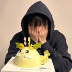 Doyoung Instagram – 시즈니들 생일 축하해 줘서 고마워요. 
저의 생일이 누군가에게는 ‘일을 만들고 벌여서 즐길 수 있는 작은 구실’이 되어서 아무것도 없는 평범한 날이어도 행복을 만들 수 있다는 게 너무 감사한 것 같아요. 

저의 생일을 저보다도 축하해 줘서 정말 정말 고마워요. 팬들과 저의 주고받는 마음이 너무 소중하고 값지다는 걸 늘 경험하게 되는 것 같아요. 

서로를 응원하고 축하해 주는 마음으로 시작해서
모두의 행복을 응원하고 축복하고 도와줄 수 있는
사람들이 되어가는 것 같아서 “정말 정말 감사한 삶이구나”라는 생각이 들어요. 

오해와 시기, 질투가 많은 요즘 같은 세상에서 우리 같은 관계가 얼마나 떳떳하고 자랑스러운지 몰라요. 
다시 한번 너무 고맙고 올 한 해도 나를 믿고 날 좋아해 주는 여러분을 믿으면서 잘 살아가 볼게요. 
그리고 제가 하는 음악은 여러분 한 명 한 명을 위로할 음악이 될 거예요. 다시 한번 축하해 줘서 고마워요.
