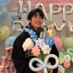 Doyoung Instagram – 시즈니들 생일 축하해 줘서 고마워요. 
저의 생일이 누군가에게는 ‘일을 만들고 벌여서 즐길 수 있는 작은 구실’이 되어서 아무것도 없는 평범한 날이어도 행복을 만들 수 있다는 게 너무 감사한 것 같아요. 

저의 생일을 저보다도 축하해 줘서 정말 정말 고마워요. 팬들과 저의 주고받는 마음이 너무 소중하고 값지다는 걸 늘 경험하게 되는 것 같아요. 

서로를 응원하고 축하해 주는 마음으로 시작해서
모두의 행복을 응원하고 축복하고 도와줄 수 있는
사람들이 되어가는 것 같아서 “정말 정말 감사한 삶이구나”라는 생각이 들어요. 

오해와 시기, 질투가 많은 요즘 같은 세상에서 우리 같은 관계가 얼마나 떳떳하고 자랑스러운지 몰라요. 
다시 한번 너무 고맙고 올 한 해도 나를 믿고 날 좋아해 주는 여러분을 믿으면서 잘 살아가 볼게요. 
그리고 제가 하는 음악은 여러분 한 명 한 명을 위로할 음악이 될 거예요. 다시 한번 축하해 줘서 고마워요.