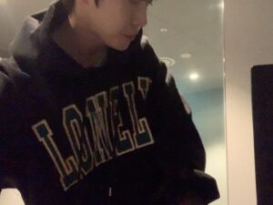 Doyoung Instagram - 시즈니들 생일 축하해 줘서 고마워요. 저의 생일이 누군가에게는 ‘일을 만들고 벌여서 즐길 수 있는 작은 구실’이 되어서 아무것도 없는 평범한 날이어도 행복을 만들 수 있다는 게 너무 감사한 것 같아요. 저의 생일을 저보다도 축하해 줘서 정말 정말 고마워요. 팬들과 저의 주고받는 마음이 너무 소중하고 값지다는 걸 늘 경험하게 되는 것 같아요. 서로를 응원하고 축하해 주는 마음으로 시작해서 모두의 행복을 응원하고 축복하고 도와줄 수 있는 사람들이 되어가는 것 같아서 “정말 정말 감사한 삶이구나”라는 생각이 들어요. 오해와 시기, 질투가 많은 요즘 같은 세상에서 우리 같은 관계가 얼마나 떳떳하고 자랑스러운지 몰라요. 다시 한번 너무 고맙고 올 한 해도 나를 믿고 날 좋아해 주는 여러분을 믿으면서 잘 살아가 볼게요. 그리고 제가 하는 음악은 여러분 한 명 한 명을 위로할 음악이 될 거예요. 다시 한번 축하해 줘서 고마워요.