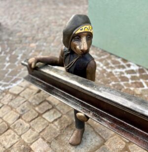 Dregen Instagram - I am, of course flattered and greatful, but also a bit shocked to be honest! ☺️Thank you Emma Ströde Falk for crafting this bronze sculptor and thank you Nässjö and the renewed train station for letting me lurk around 24/7. 
✖️♥️