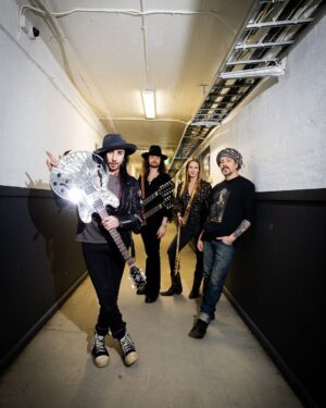 Dregen Instagram - Turnépremiär imorgon! Dregen Live & Electric!

Hux Nettermalm-Trummor, Majsan Lindberg-Bas, Michelle Santunione-Gitarr. Dregen-Sång/Gitarr. 
Förband: The Gristle. 

26 jan Torshälla Saga Salongen 
27 jan Nässjö Pigalle
2 feb Sundsvall Centralen
3 feb Gävle Central teatern
10 feb Örebro Clarion
11 feb Stockholm Biblioteket Live
15 feb Alvesta Pop Corner
16 feb Malmö Plan B
17 feb Göteborg Galej
18 feb Oslo Brewgata 

Lägg Lovika-vantarna på dina biljetter! 
Du hittar dom i mitt Länkträd eller på tickster.com och rockconcerts.se
✖️♥️

Foto: @ourmanklint