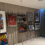 Dregen Instagram - Lördag i Halmstad! Vernissage! ✖️♥️ Repost from @tavelrummet Halmstad är ni redo ? Dregen och Patrik von Arve och Pierre Hansson landar på Galleri Stenhus i Halmstad. # Alla konstnärerna är på plats både lördag och söndag. Lördag mellan 12-18 och söndag 12-16 Berta Jönssons väg 17. Vi önskar er varmt välkomna 👩‍🎨🎨 Dregen Patrik Von Arve Pierre Hansson Halmstadsstenhus AB #dregenofficial #swedishtigersound #pierrehansson #artforsale #svenskkonst #hellacopters #teddybears #riff #skärpningpåallaplan #dregen #patrikarve #svt