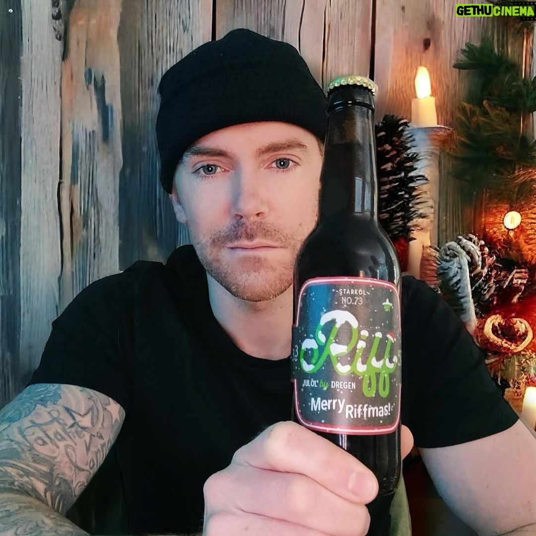 Dregen Instagram - Repost @beerwithrobert Minneslucka 10 - @pennybridge.craftbeers 🍻 Merry Riffmas / @nyckelbryggerier & @dregenofficial . 🏭 @nyckelbryggerier / @dregenofficial 🎸 Merry Riffmas ” Riff Julöl by Dregen ” 🫧 Winter Ale 🌡️ 5.1% 🌍 Sweden 🇸🇪 ” Lika given som Jansson står Riff - Julöl by Dregen på årets julbord ” Skål och god jul! 🍻