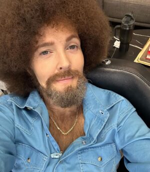 Drew Barrymore Instagram - Halloween at @thedrewbarrymoreshow
@bobross_thejoyofpainting #BobRoss 
@people

Hair @mrdanielhowellhair 
Makeup @llgulino 
Costume @_leeharris_ @matthewkilgore @neffnyc 

📸 @ashbeann