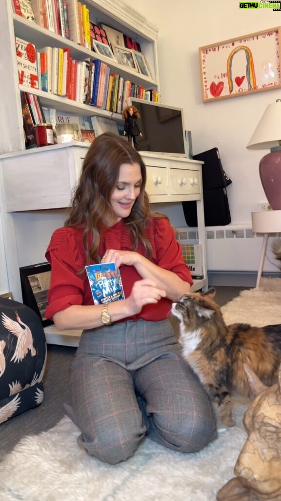 Drew Barrymore Instagram - I’m so excited to tell you about this innovation from my friends at @tidycats! #Ad This litter uses color-changing crystals to detect changes which could indicate potential health concerns and helps put my mind at ease. Tidy Care Alert litter is a health monitoring tool that can make caring for your cat easier than ever. You can find it at @walmart. #TidyCatsPartner